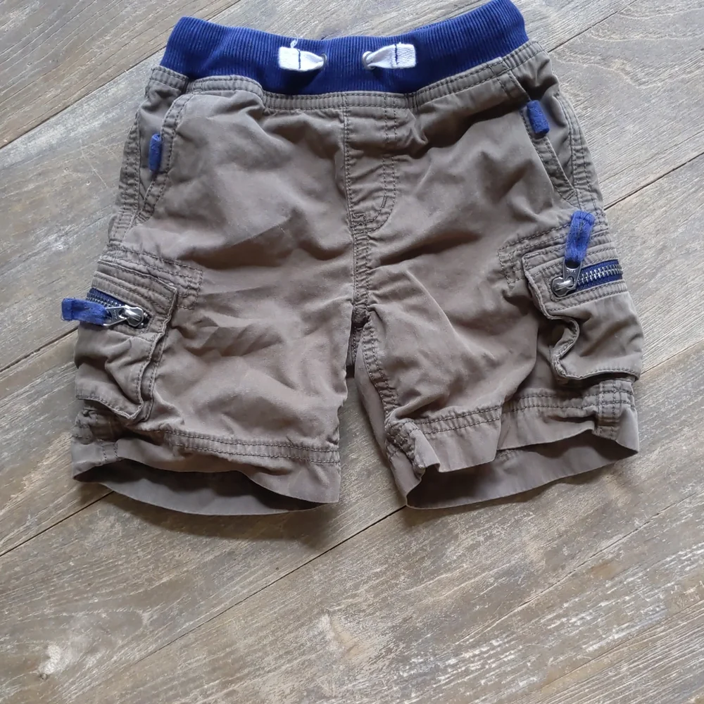 Size 90 (Size 3) Hanna Andersson carpenter pocketed shorts